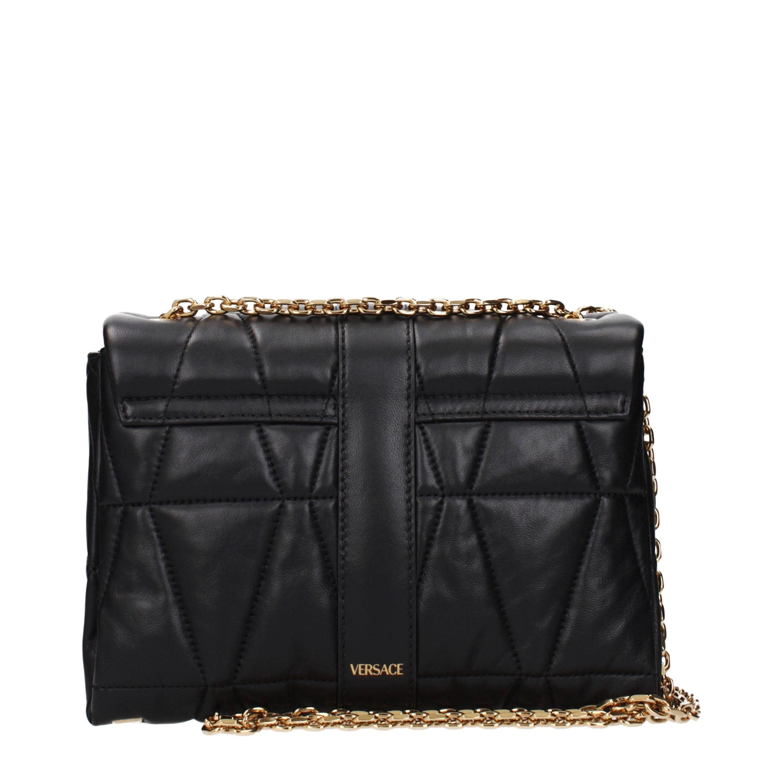 Sac à main noir en cuir de Versace avec bandoulière, détails élégants et logo emblématique visible.