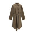 Trench-coat bicolore en coton de Calvin Klein, coupe élégante, avec ceinture et boutons, porté en extérieur.