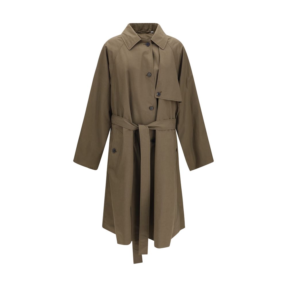 Trench-coat bicolore en coton de Calvin Klein, coupe élégante, avec ceinture et boutons, porté en extérieur.