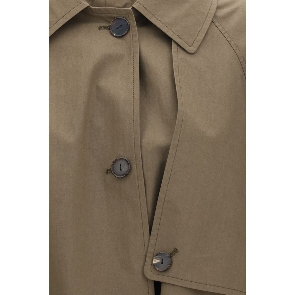 Manteau trench en coton bicolore de Calvin Klein, style élégant avec ceinture, porté en plein air.
