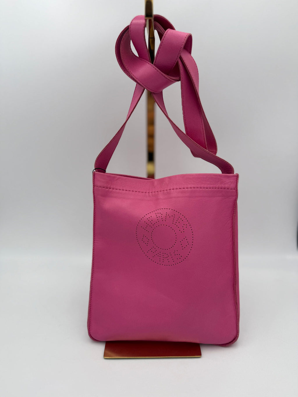 Sac à main Hermès Clou de Selle en cuir avec fermeture métallique et poignée en cuir, élégant et sophistiqué.