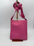 Sac à main Hermès Clou de Selle en cuir avec fermeture métallique et poignée en cuir, élégant et sophistiqué.