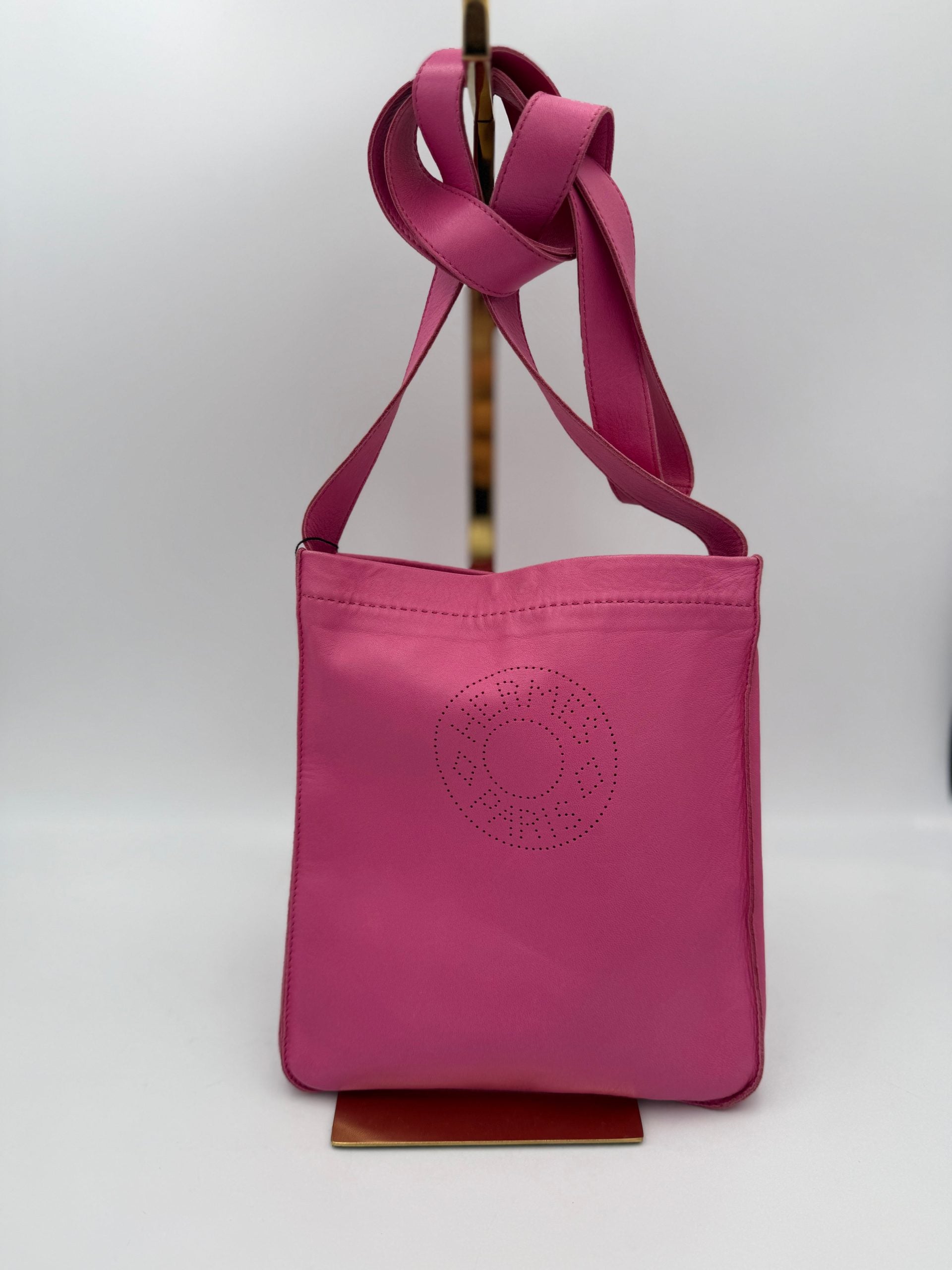 Sac à main Hermès Clou de Selle en cuir avec fermeture métallique et poignée en cuir, élégant et sophistiqué.