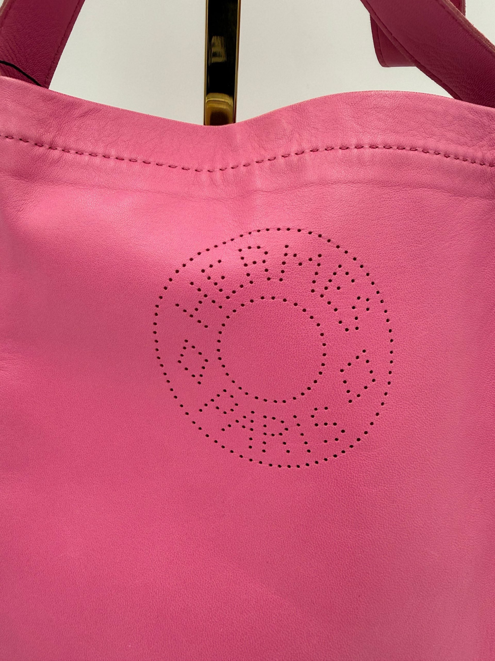 Sac à main Hermès Clou de Selle en cuir avec boucle or, élégant et sophistiqué, visible de face avec détails de la fermeture.
