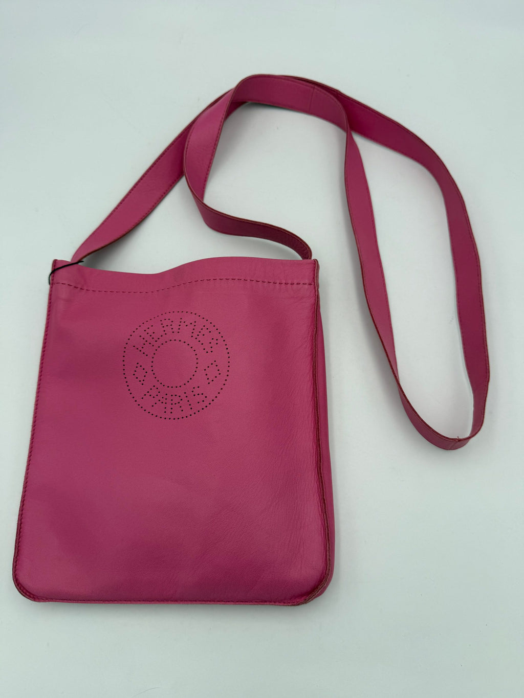 Sac à main Hermès CLOU DE SELLE en cuir, avec poignée élégante et logo Hermès visible, couleur beige claire.