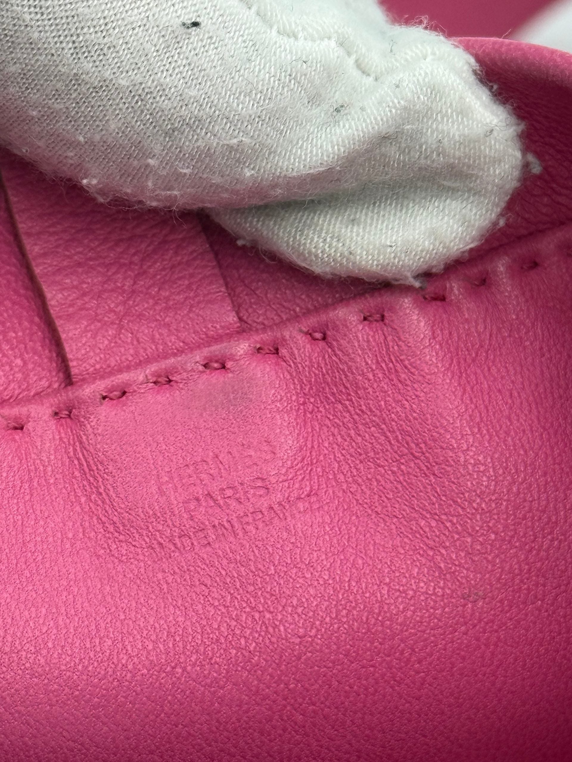 Sac à main Hermès Clou de Selle en cuir, avec détails élégants et finition raffinée, visible dans l'image.