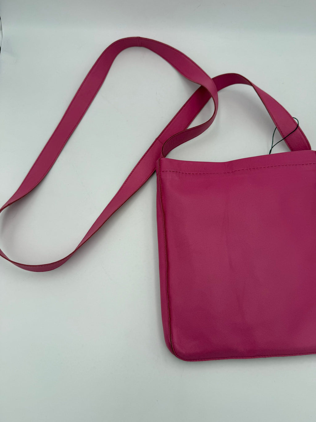 Sac à main Hermès Cloé de Selle en cuir avec fermeture dorée et poignée en cuir, détail de la texture et du design élégant.
