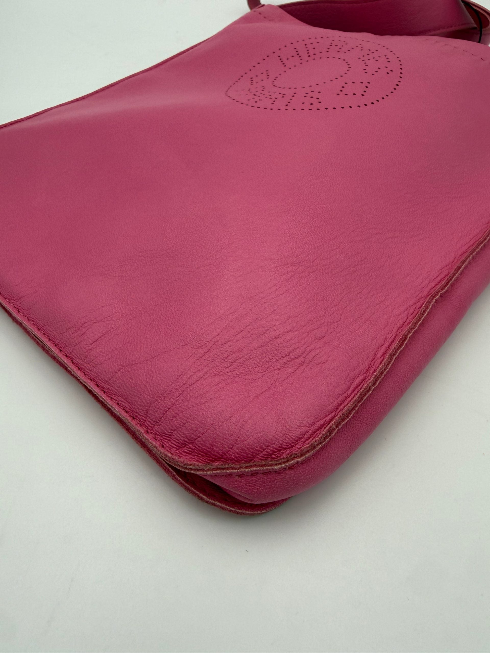 Sac à main Hermès Clou de Selle en cuir, avec détail de boucle métallique et finition élégante, vue de face.