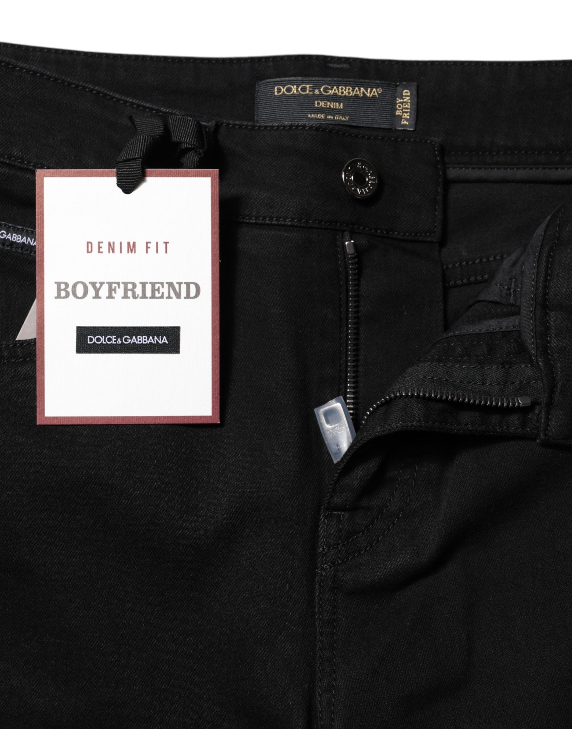Jean boyfriend noir en denim stretch en coton Dolce & Gabbana, vue en gros plan sur la texture et la coupe.