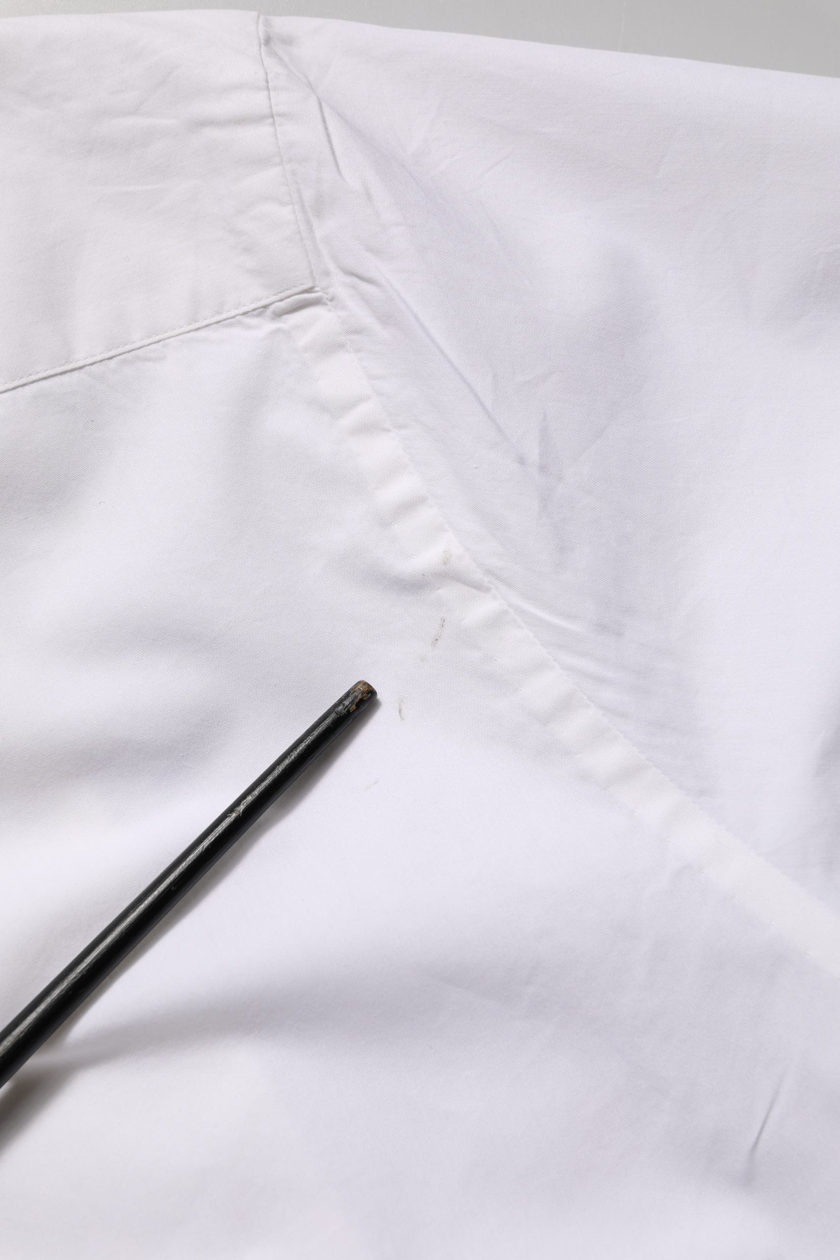 Chemise formelle blanche Dolce & Gabbana en coton popeline, vêtement élégant avec col classique et manches longues.