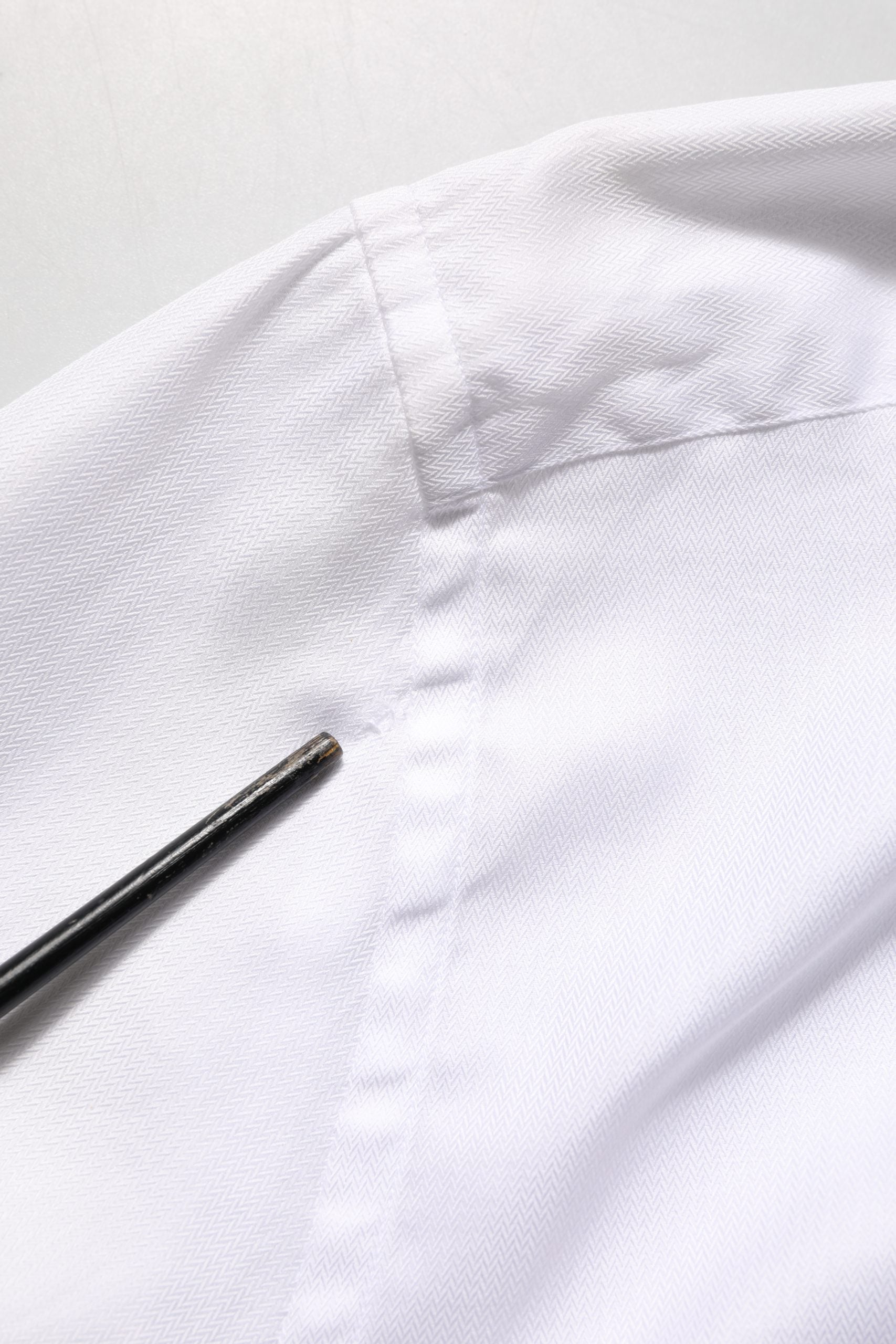 Chemise blanche en coton pour homme de marque Dolce & Gabbana, robe formelle avec col classique visible sur l'image.