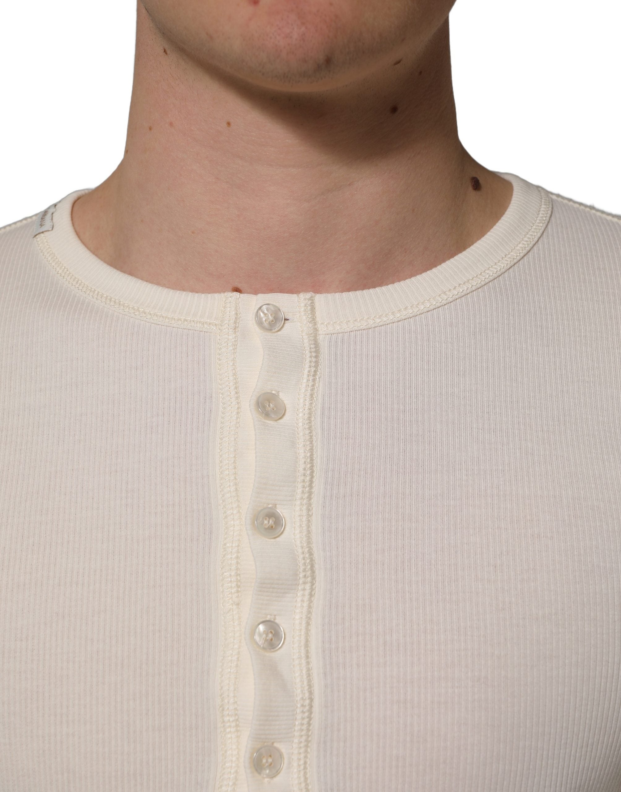 Pull à manches longues blanc Dolce & Gabbana, pull-over henley en coton, détails élégants et style sophistiqué.