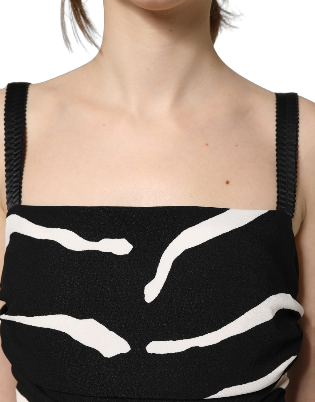 Robe longue en cady noir et blanc à motif zèbre de Dolce & Gabbana, portée au genou, élégante et sophistiquée.