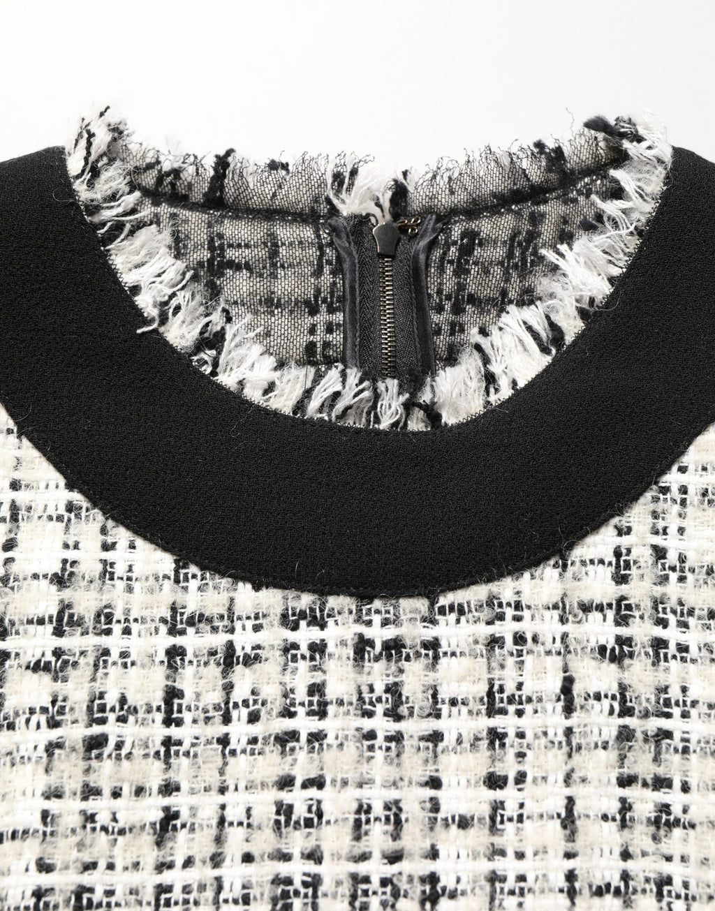 Robe midi en tweed noir et blanc de style fourreau et ligne A par Dolce & Gabbana, détail de la texture et du design.