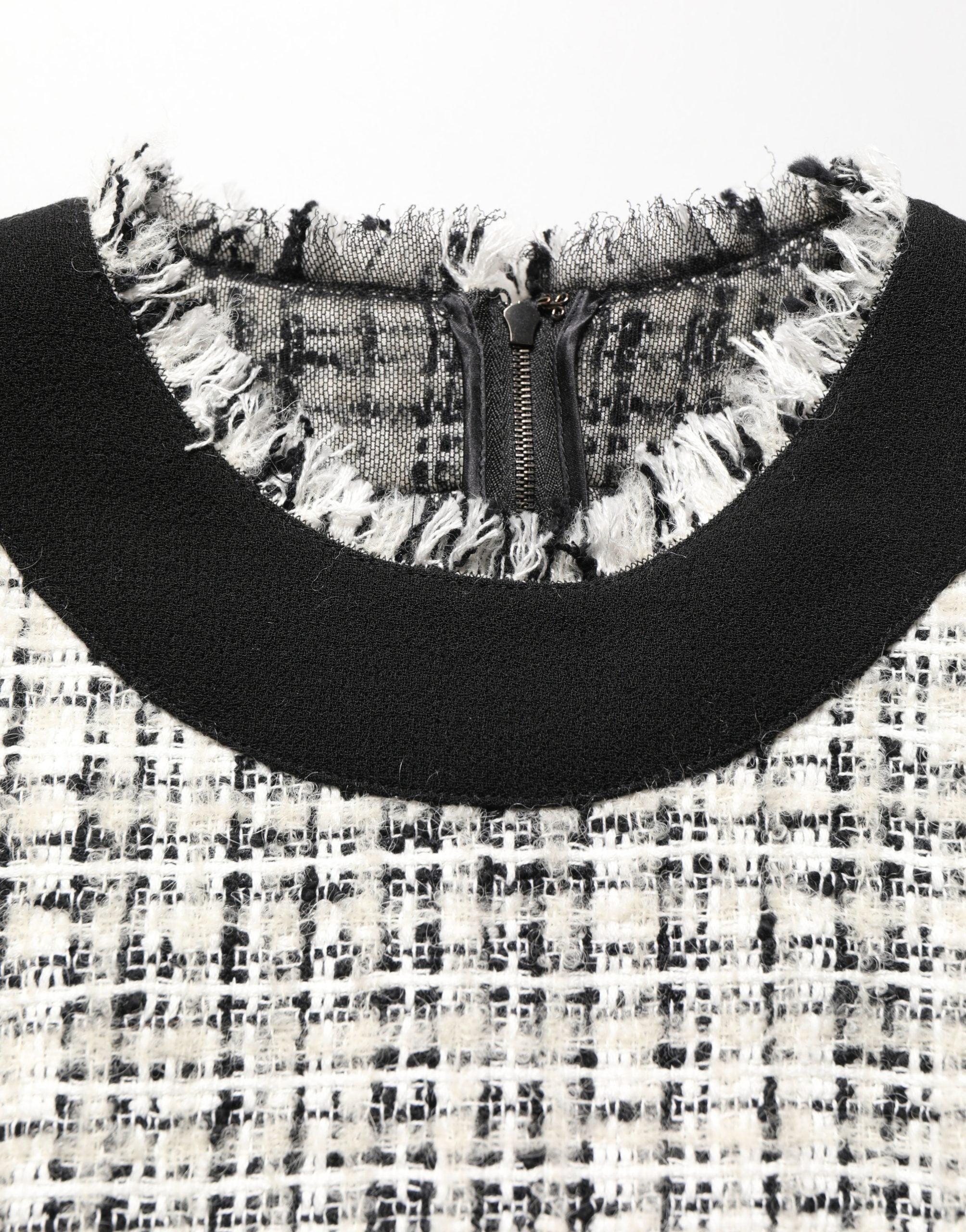 Robe midi en tweed noir et blanc de style fourreau et ligne A par Dolce & Gabbana, détail de la texture et du design.