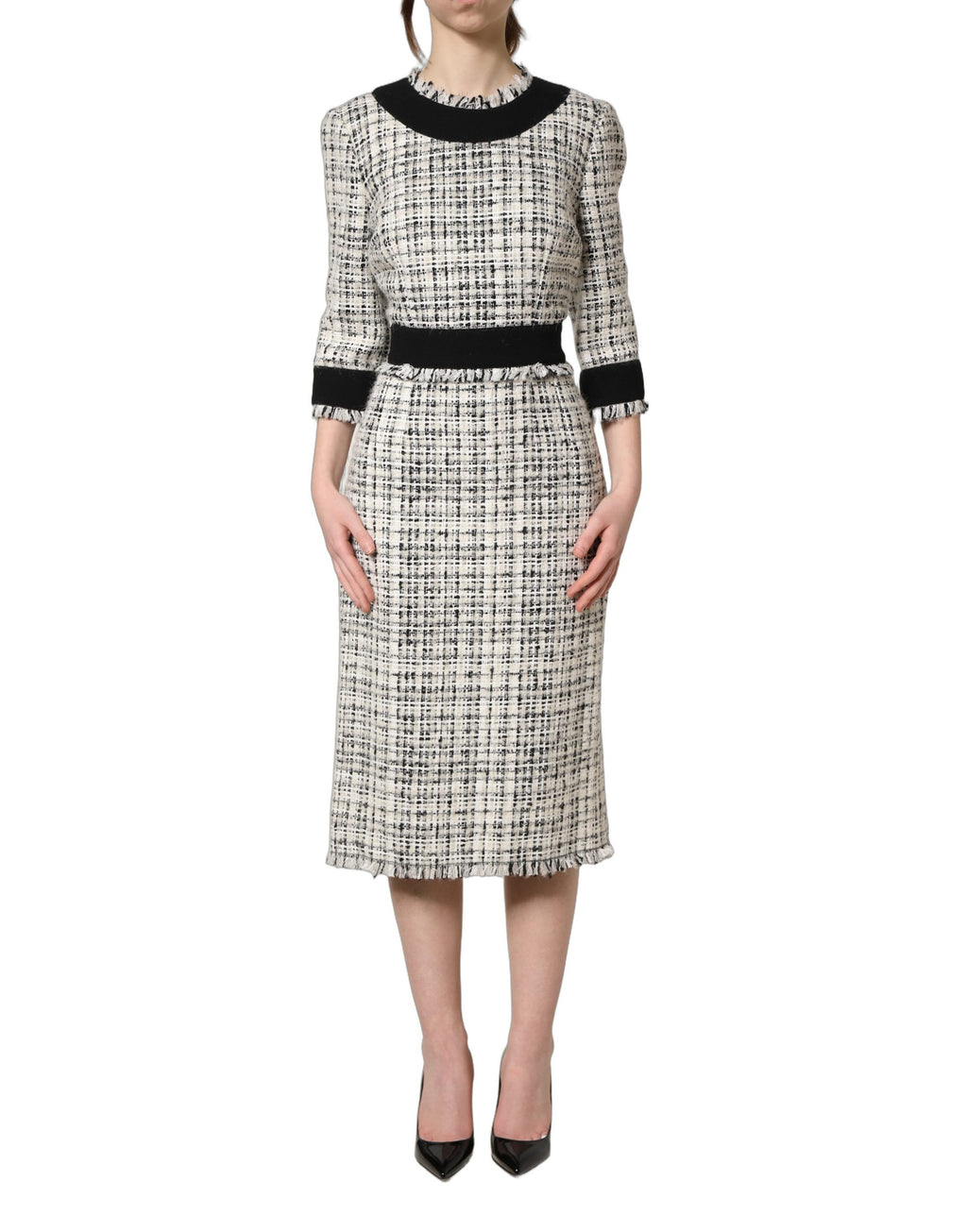 Robe midi à tweed noir et blanc de style sheath et ligne A de Dolce & Gabbana, vue de face.
