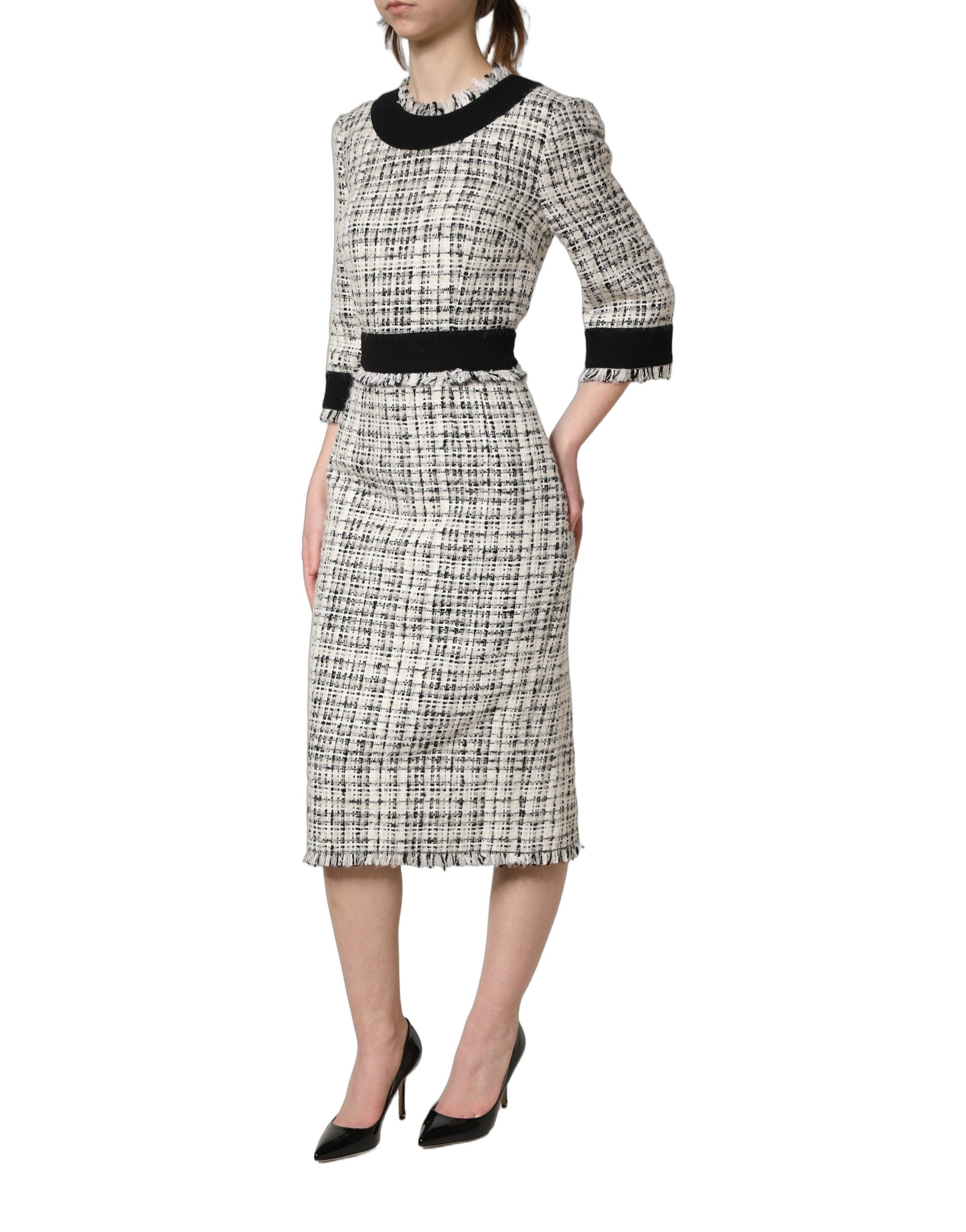 Robe midi en tweed noir et blanc de Dolce & Gabbana, coupe droite et style élégant, vue de face.