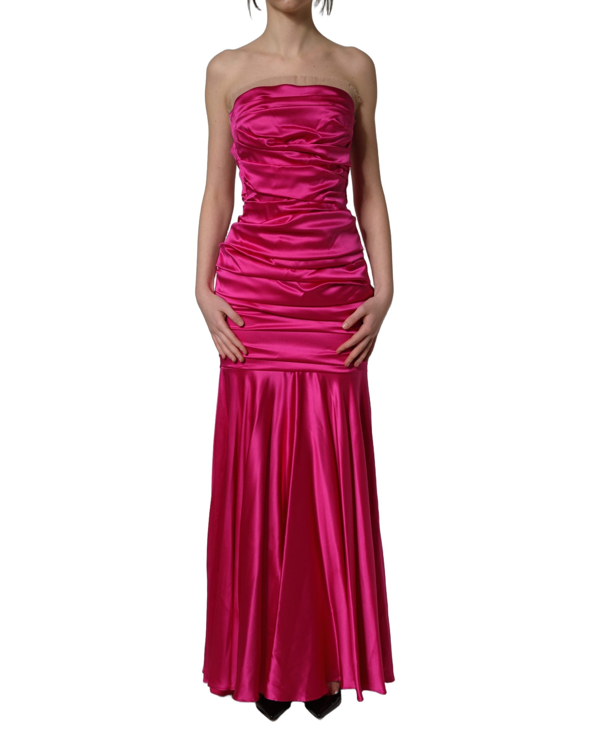 Robe de soirée Dolce & Gabbana en satin rose vif, bustier sans bretelles avec drapés élégants, style glamour et sophistiqué.