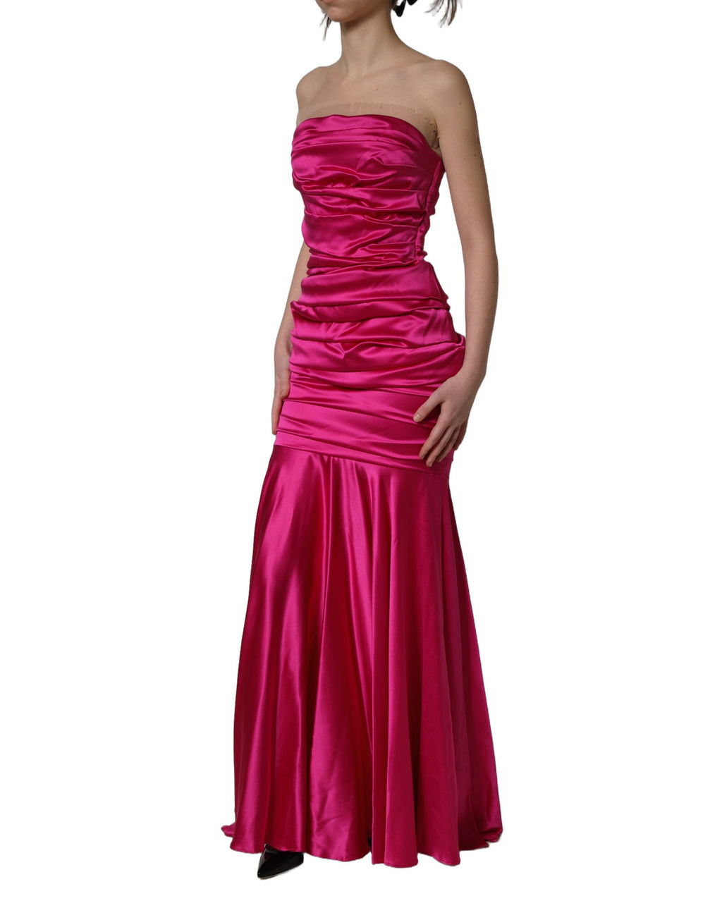 Robe longue bustier en satin rose vif avec drapé et détails ruchés, par Dolce & Gabbana, élégante et sophistiquée.