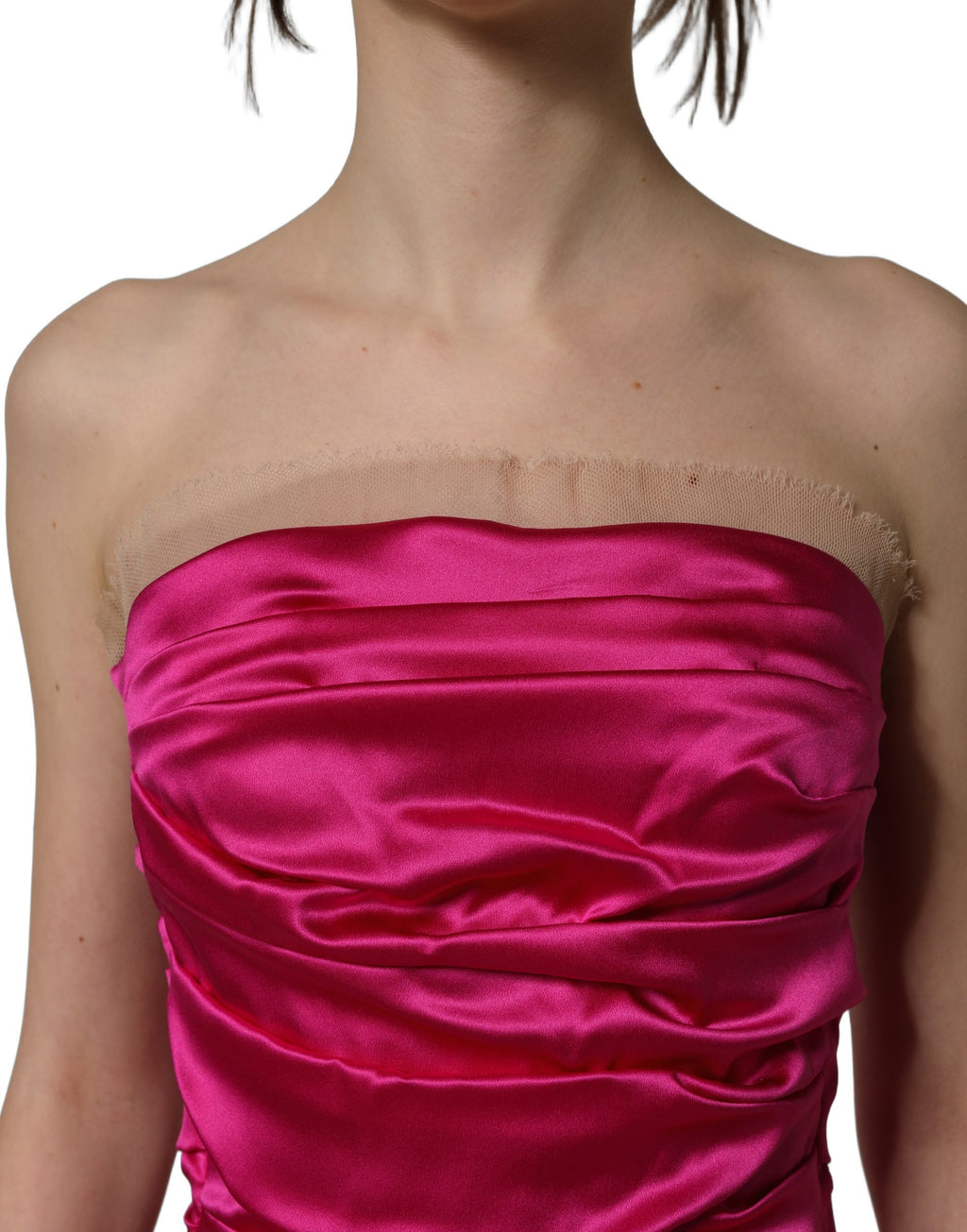 Robe de soirée rose vif en satin froissé sans bretelles de Dolce & Gabbana, élégante et sophistiquée.