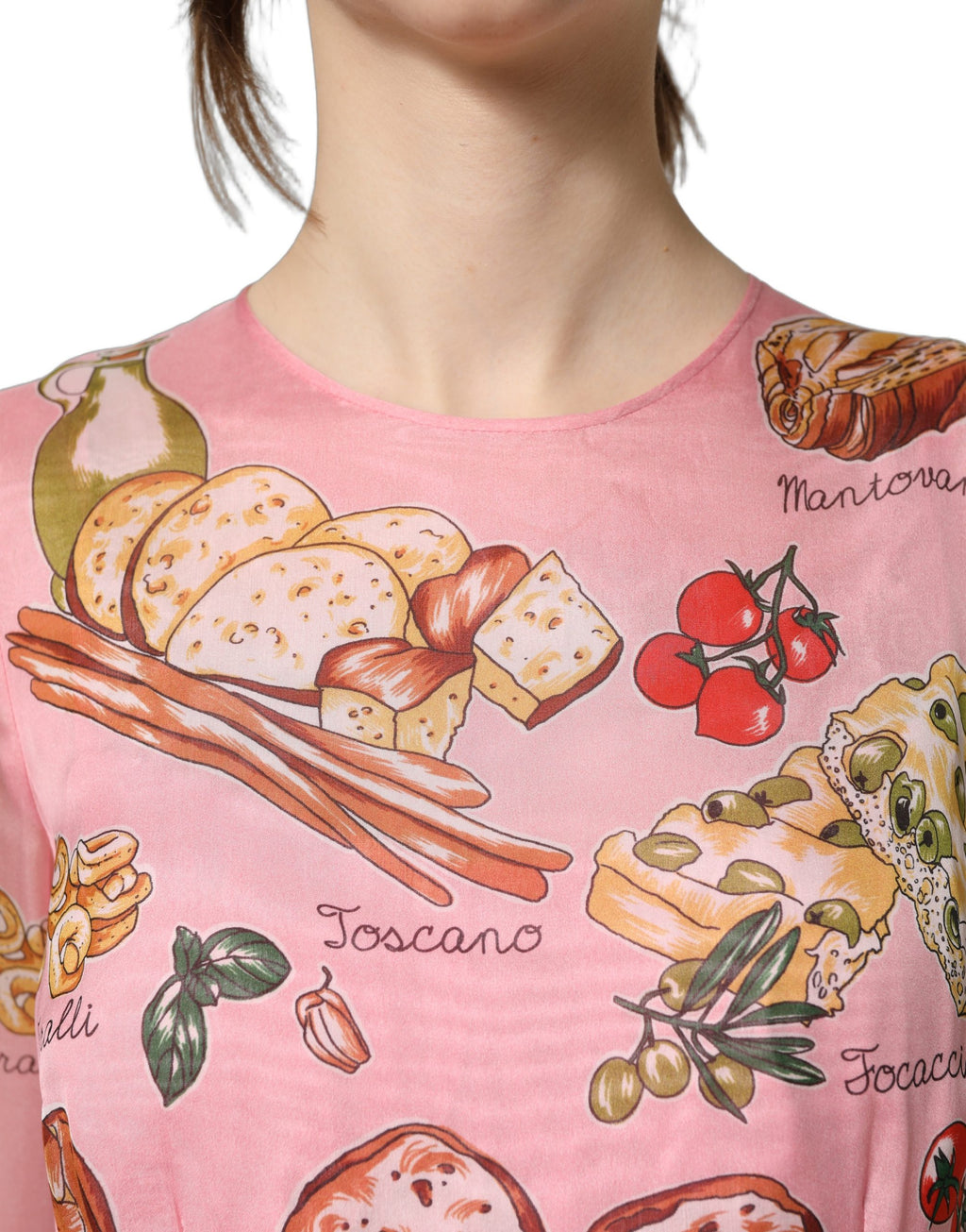 Robe longue plissée Dolce & Gabbana Light Pink avec motif pain, élégante et fluide, pour un style sophistiqué et féminin.