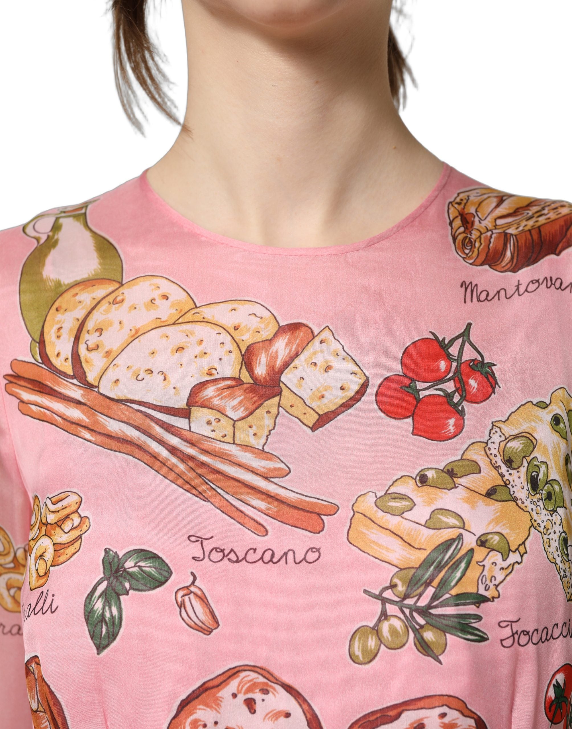 Robe longue plissée Dolce & Gabbana Light Pink avec motif pain, élégante et fluide, pour un style sophistiqué et féminin.
