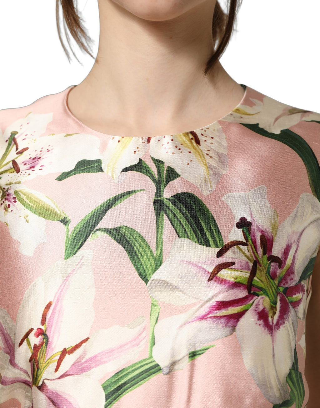 Robe sans manches Dolce & Gabbana Light Pink LilyPrint, coupe ajustée, tissu fluide, motif floral pastel visible sur l'image.