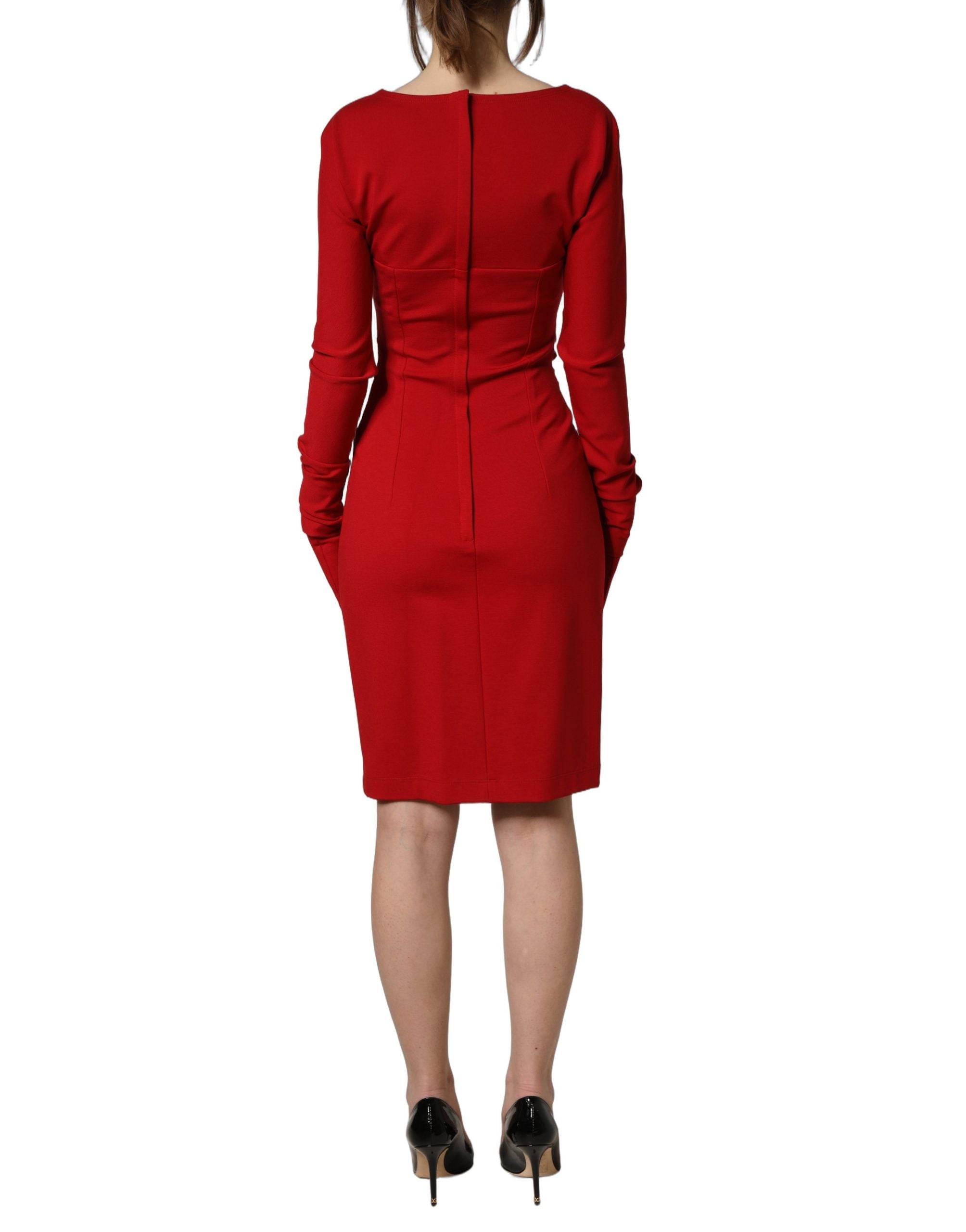 Robe longue Dolce & Gabbana rouge à découpes, ajustée, manches longues et style bodycon, portée élégante.