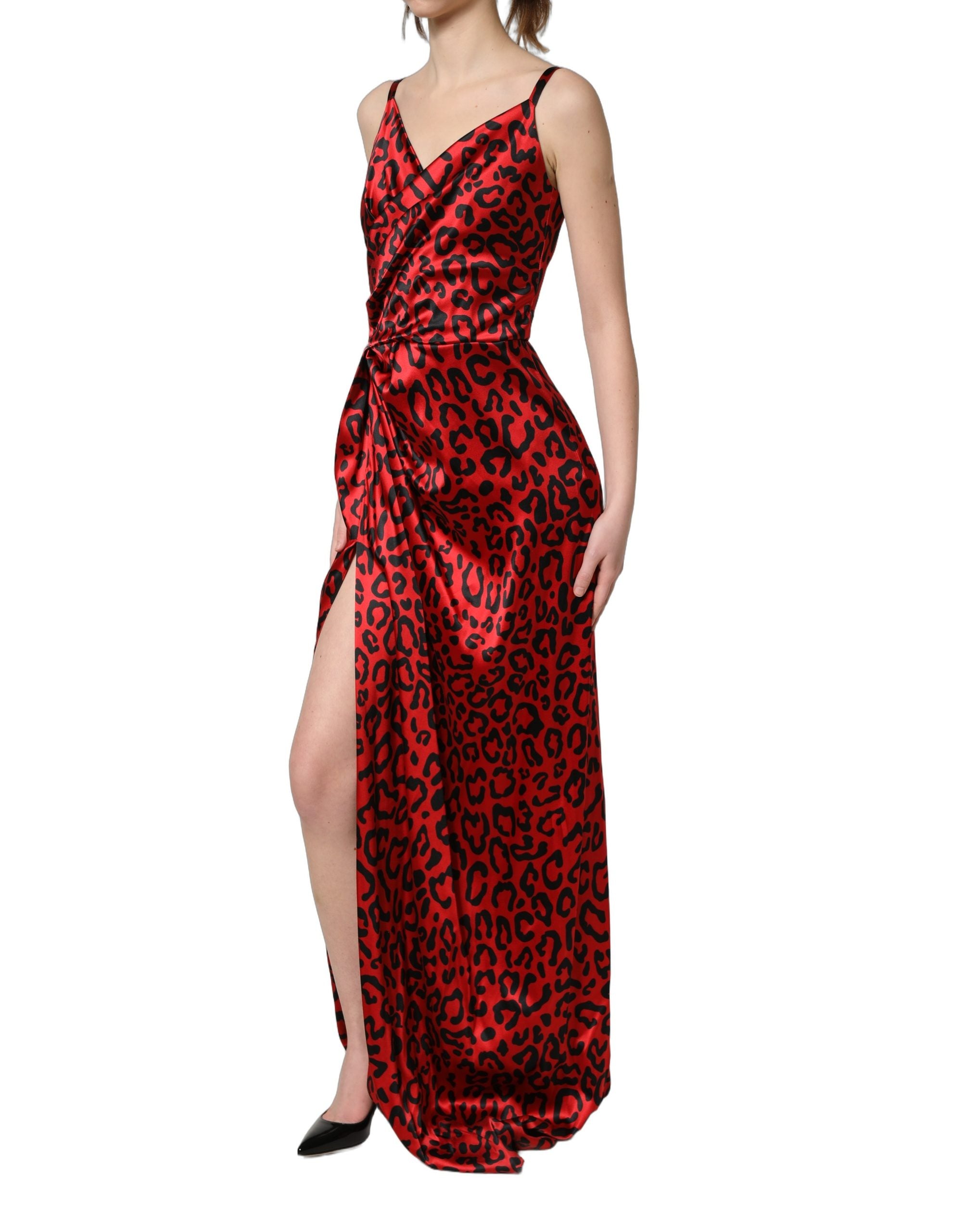 Robe longue sans manches Dolce & Gabbana à imprimé léopard rouge avec drapé élégant, vue de face.