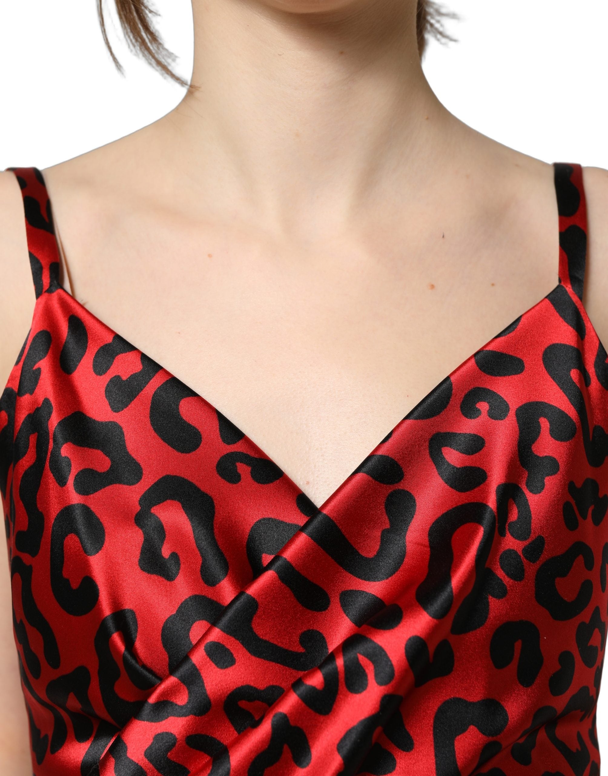 Robe longue sans manches Dolce & Gabbana à motif léopard rouge, drapée et élégante, pour une allure sophistiquée.