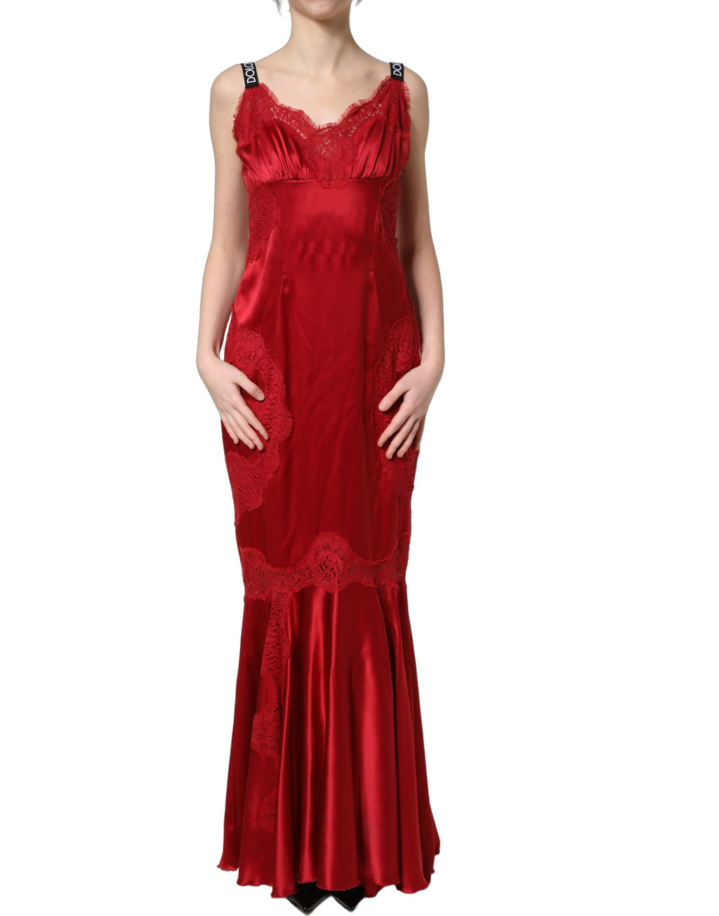 Robe longue en soie rouge sans manches de Dolce & Gabbana avec finition en dentelle, élégante et fluide.