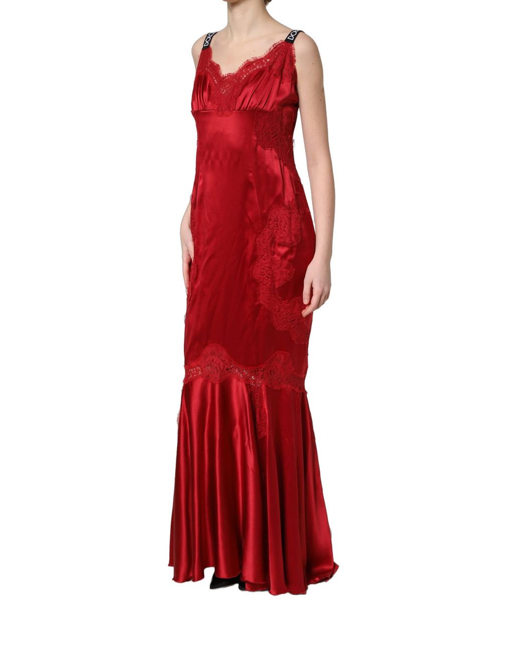 Robe longue sans manches en soie rouge Dolce & Gabbana avec dentelle délicate et finition élégante.