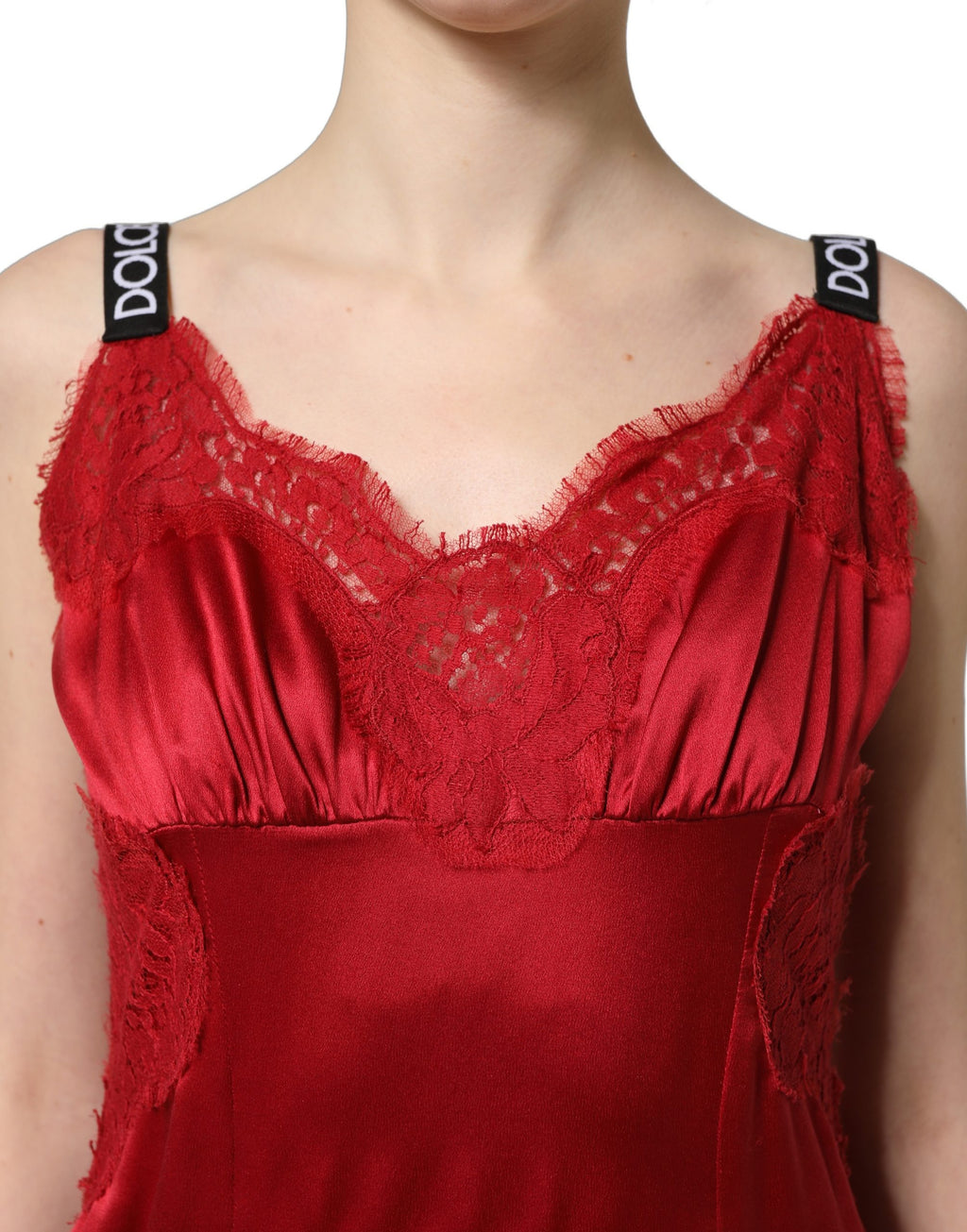 Robe longue en soie rouge sans manches avec broderie en dentelle, conçue par Dolce & Gabbana.