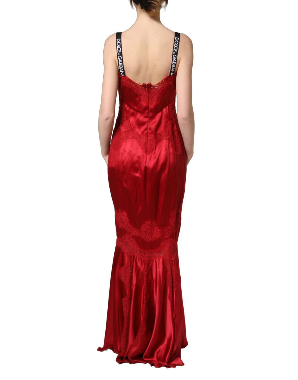 Robe longue sans manches en soie rouge de Dolce & Gabbana avec bordure en dentelle, élégante et sophistiquée.