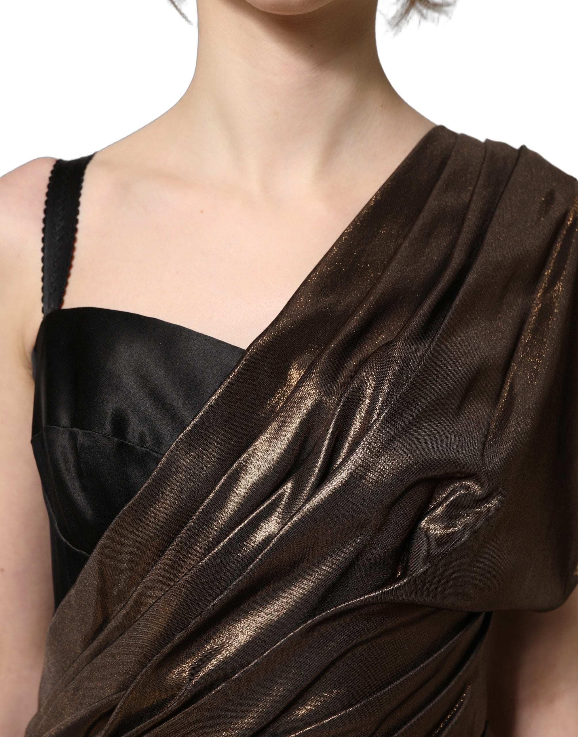 Robe asymétrique dorée Dolce & Gabbana en tissu drapé, épaule nue et style élégant, vue de face.