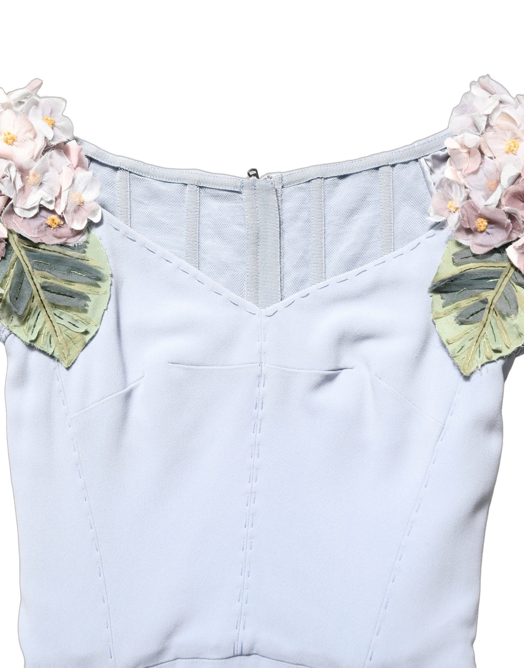 Robe Dolce & Gabbana Light Blue avec manches capuchon et embellissements à fleurs d'hydrangea, élégante et sophistiquée.