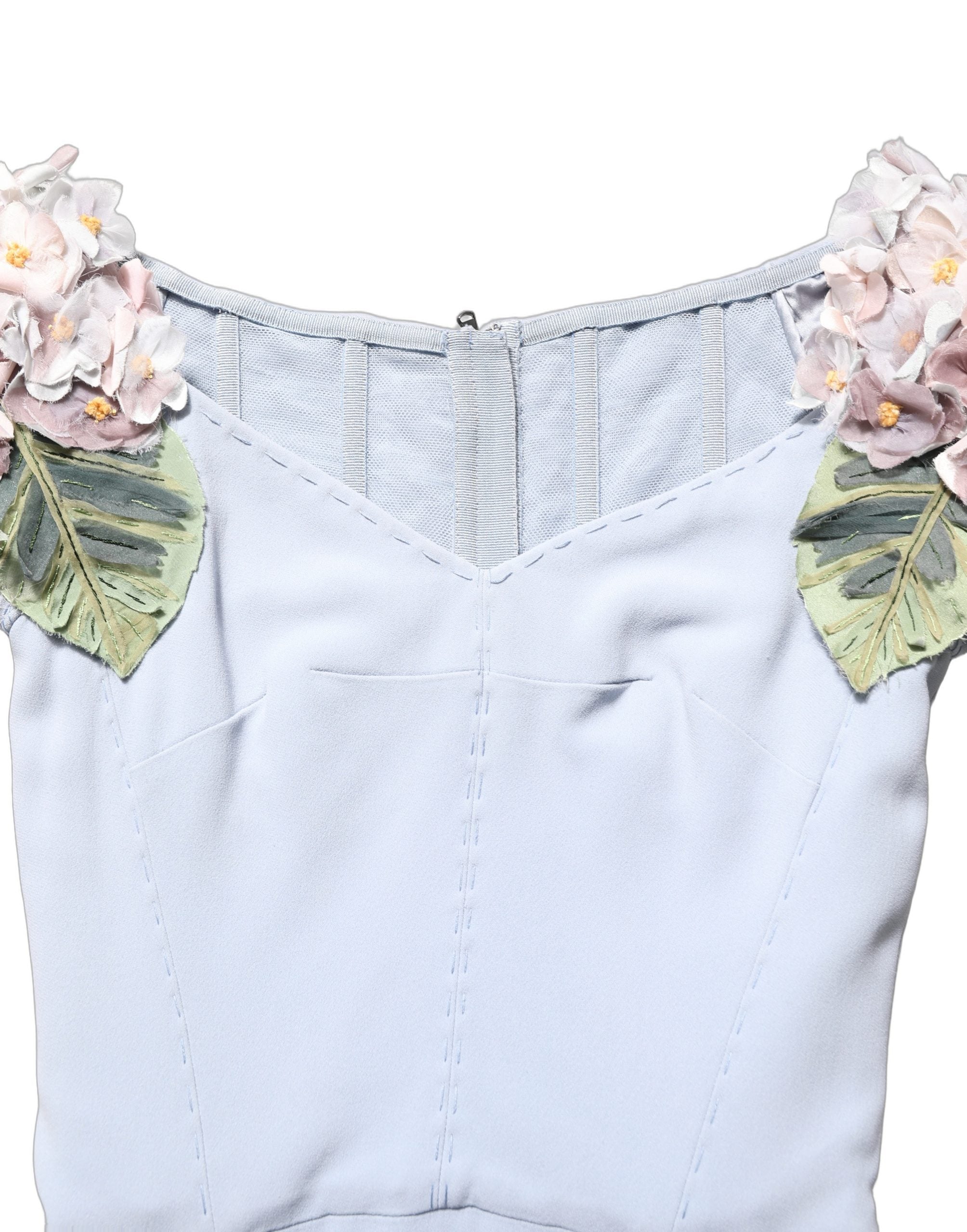 Robe Dolce & Gabbana Light Blue avec manches capuchon et embellissements à fleurs d'hydrangea, élégante et sophistiquée.