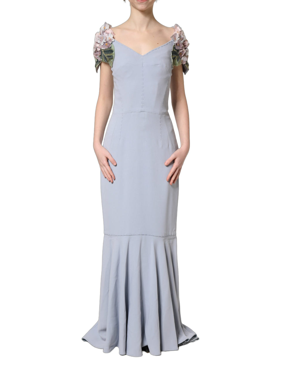Robe à manches capuche Dolce & Gabbana Light Blue avec embellissements en hydrangea, style élégant et floral.