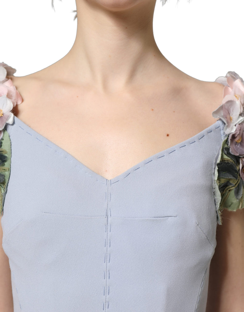 Robe Dolce & Gabbana Light Blue à manches capeline et embellissements en hydrangea, élégante et fluide.