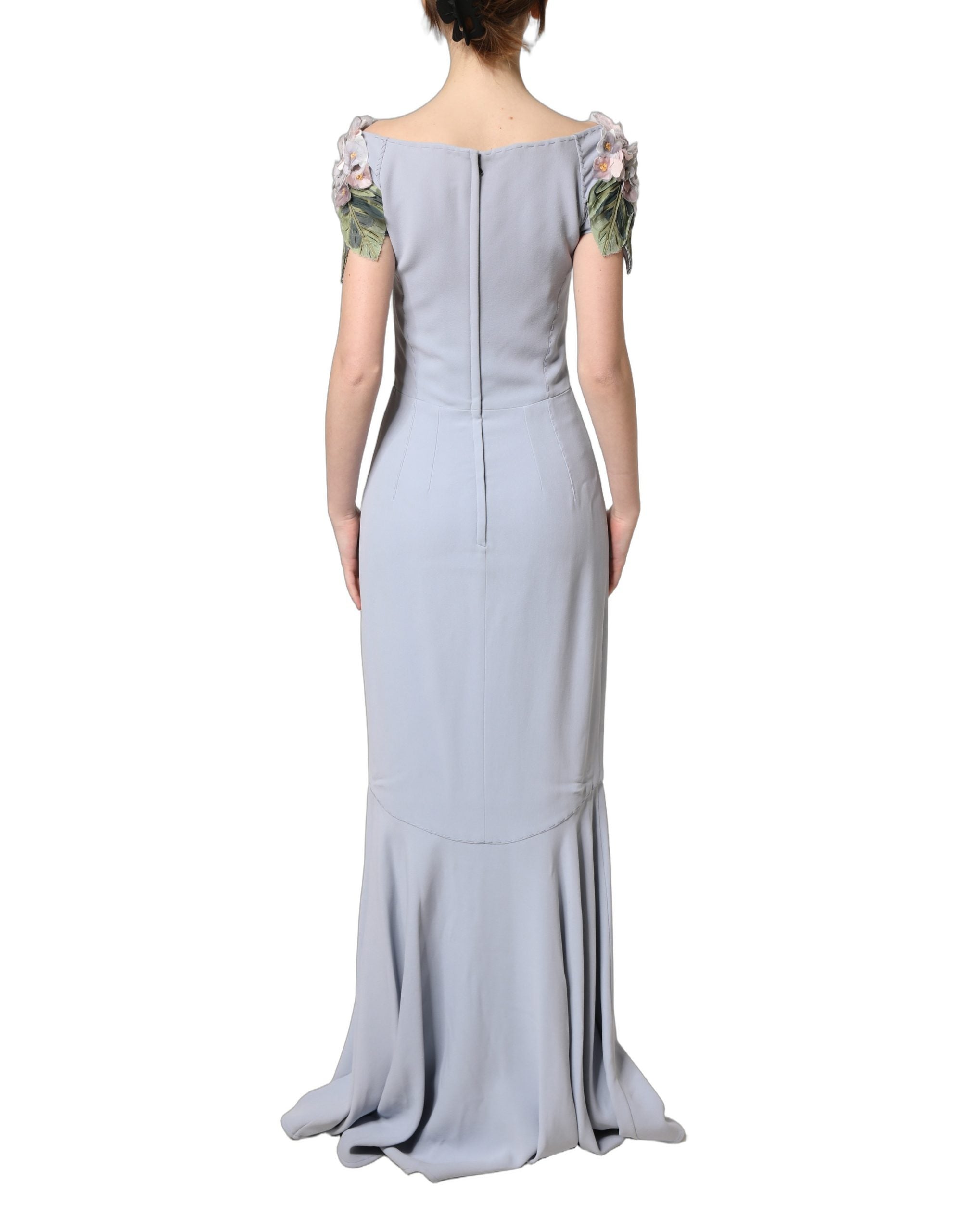 Robe à manches capuche et embellissements hydrangea de Dolce & Gabbana Light Blue, élégante et sophistiquée.