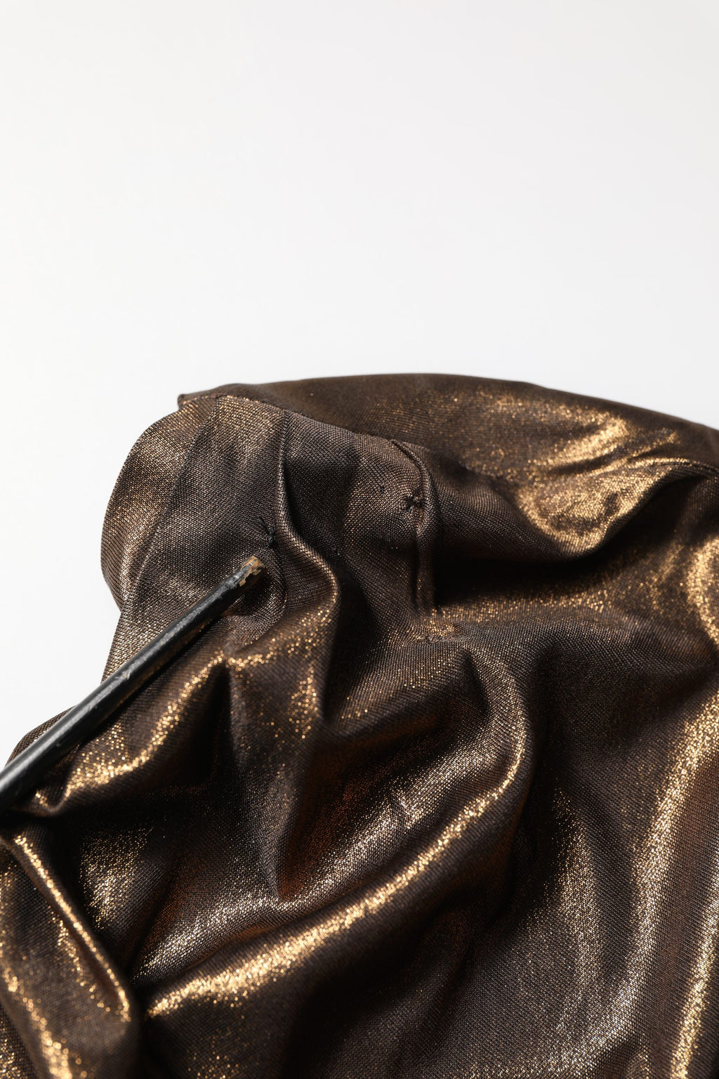 Robe asymétrique bronze Dolce & Gabbana à épaules dégagées avec drapé élégant, vue frontale.