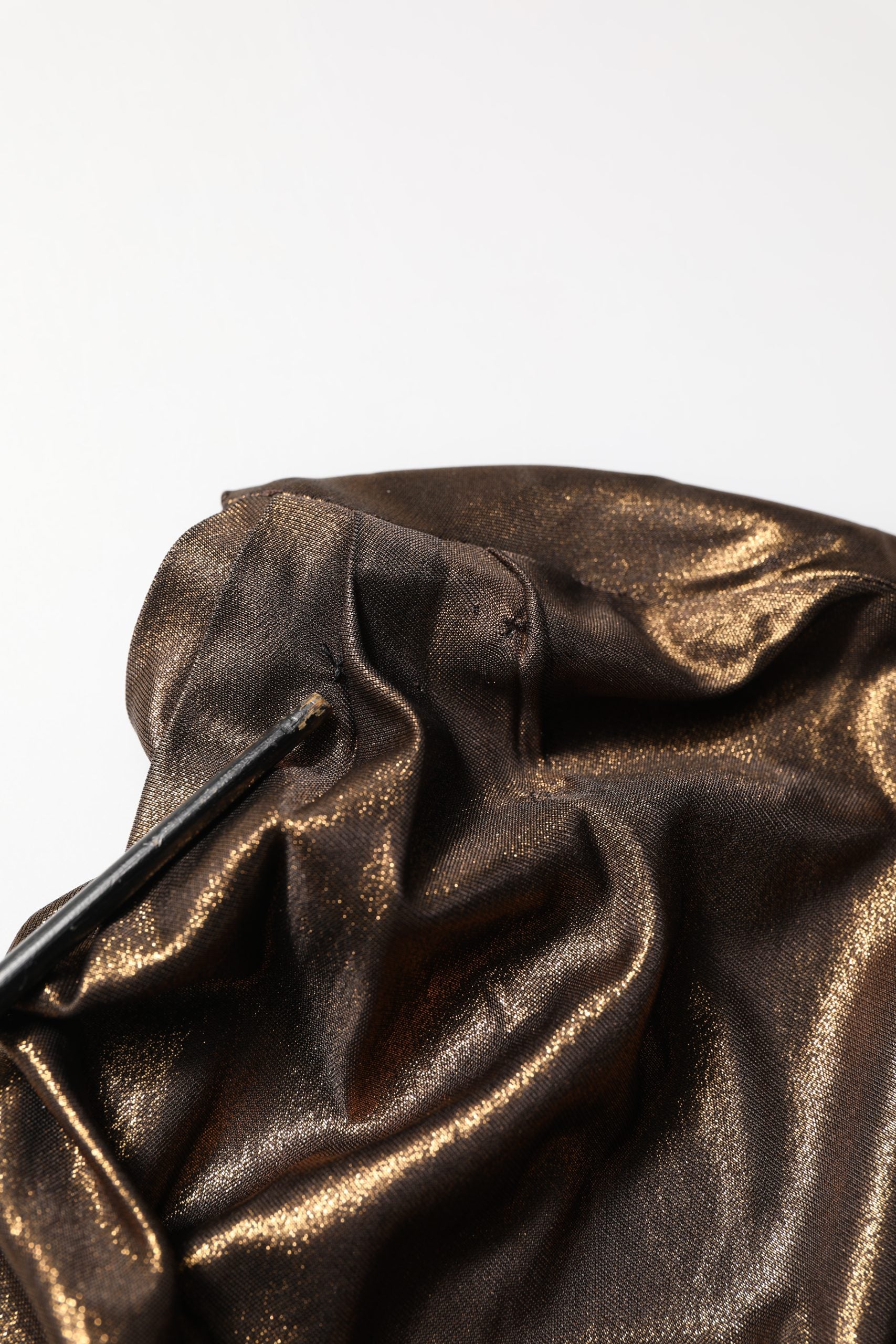 Robe asymétrique bronze Dolce & Gabbana à épaules dégagées avec drapé élégant, vue frontale.