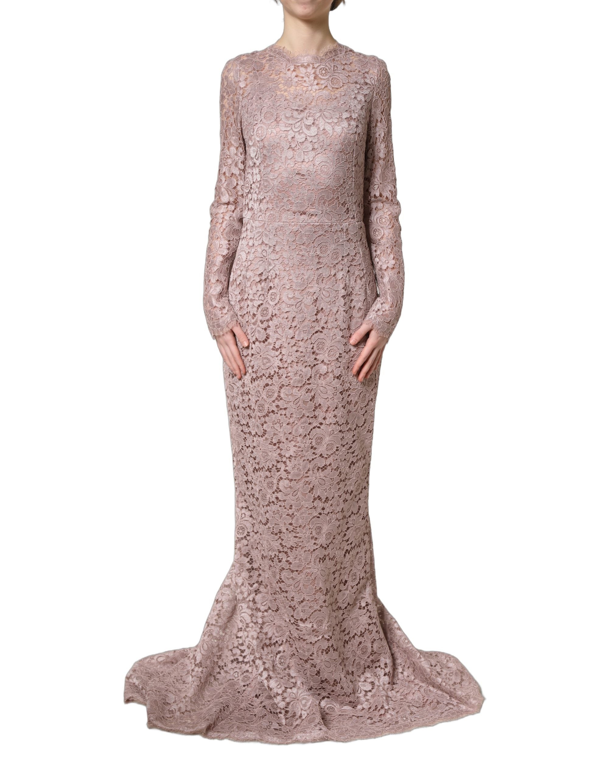 Robe de soirée longue Dolce & Gabbana en dentelle rose à manches longues, élégante et raffinée, portée avec finesse.