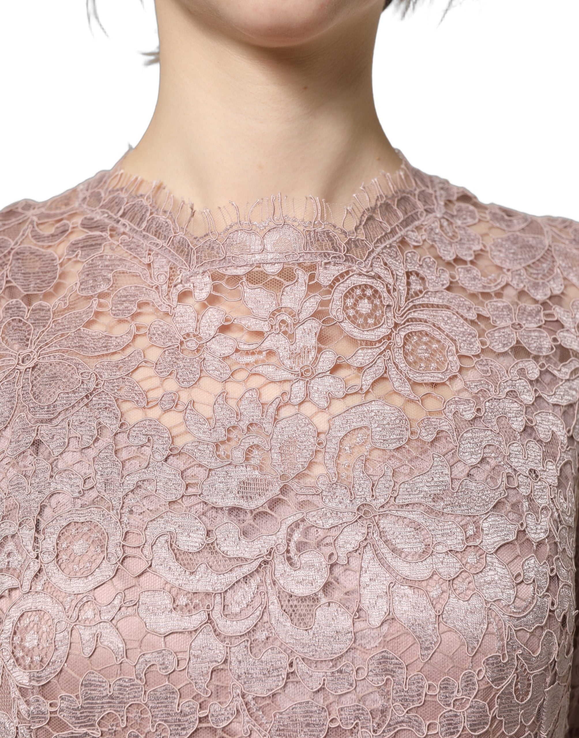 Robe de soirée longue en dentelle rose Dolce & Gabbana avec manches longues, élégante et sophistiquée.