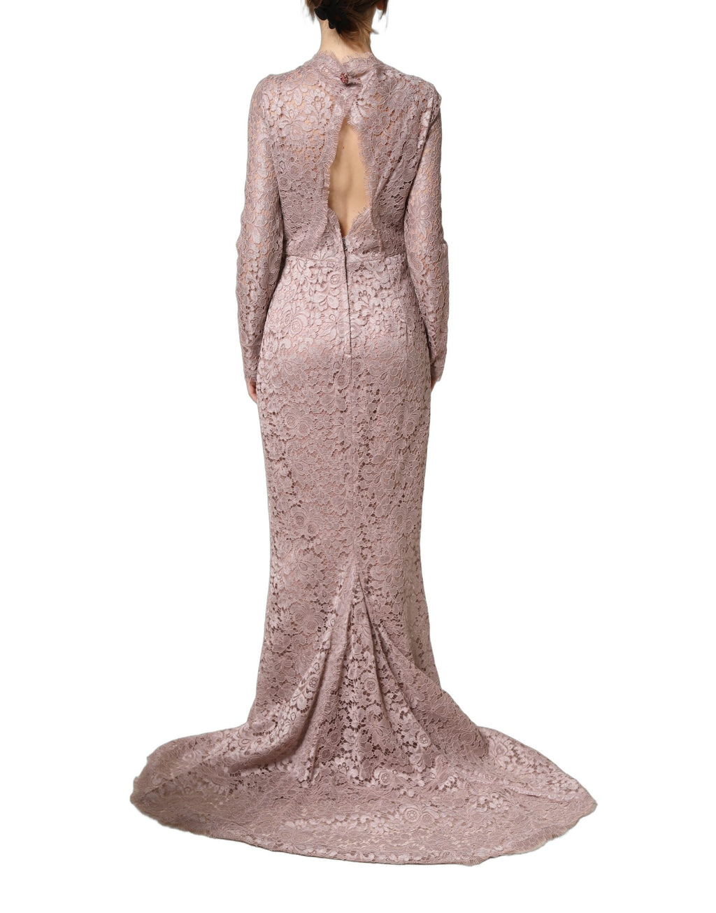 Robe de soirée longue en dentelle rose Dolce & Gabbana avec manches longues et détails élégants.
