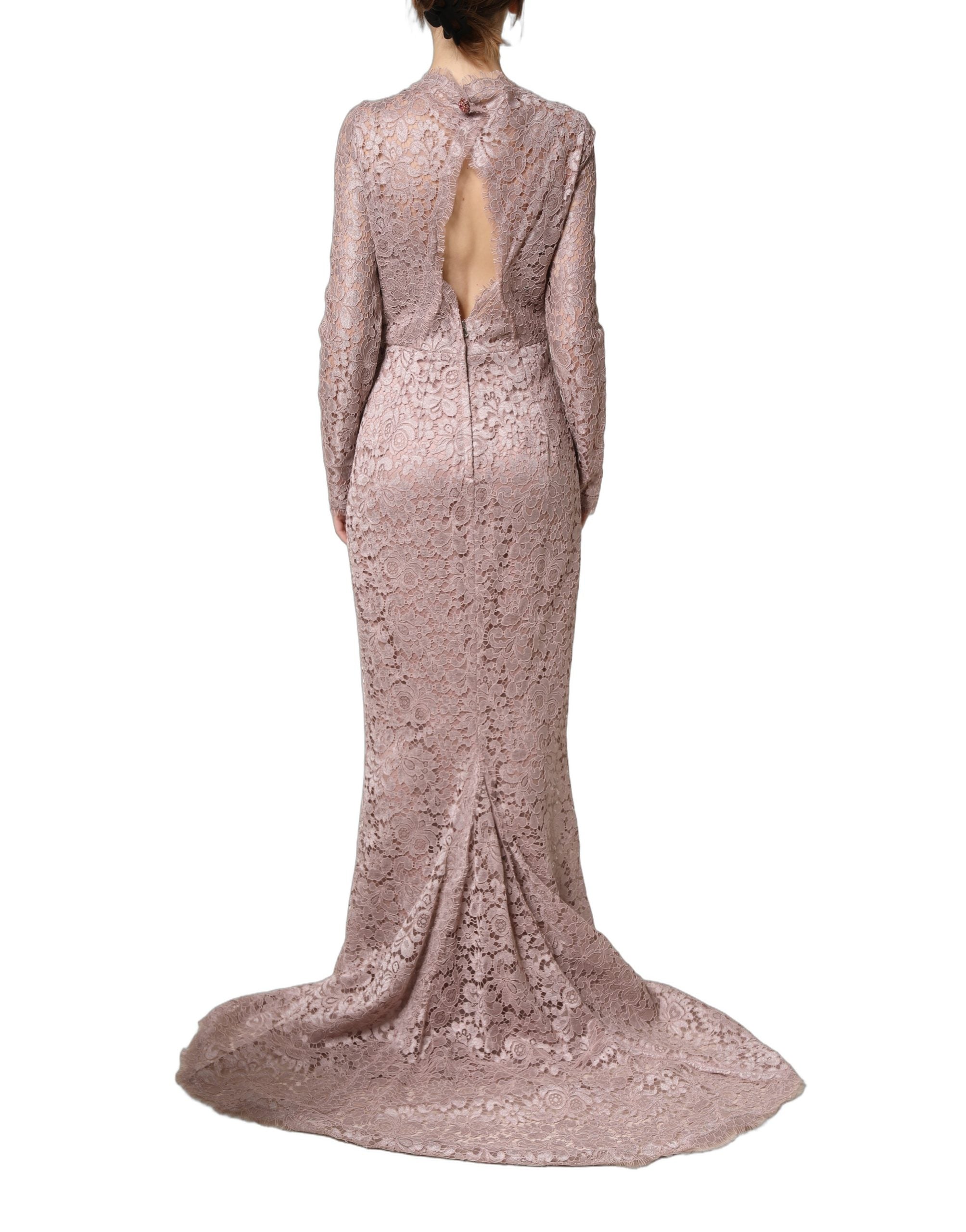 Robe de soirée longue en dentelle rose Dolce & Gabbana avec manches longues et détails élégants.