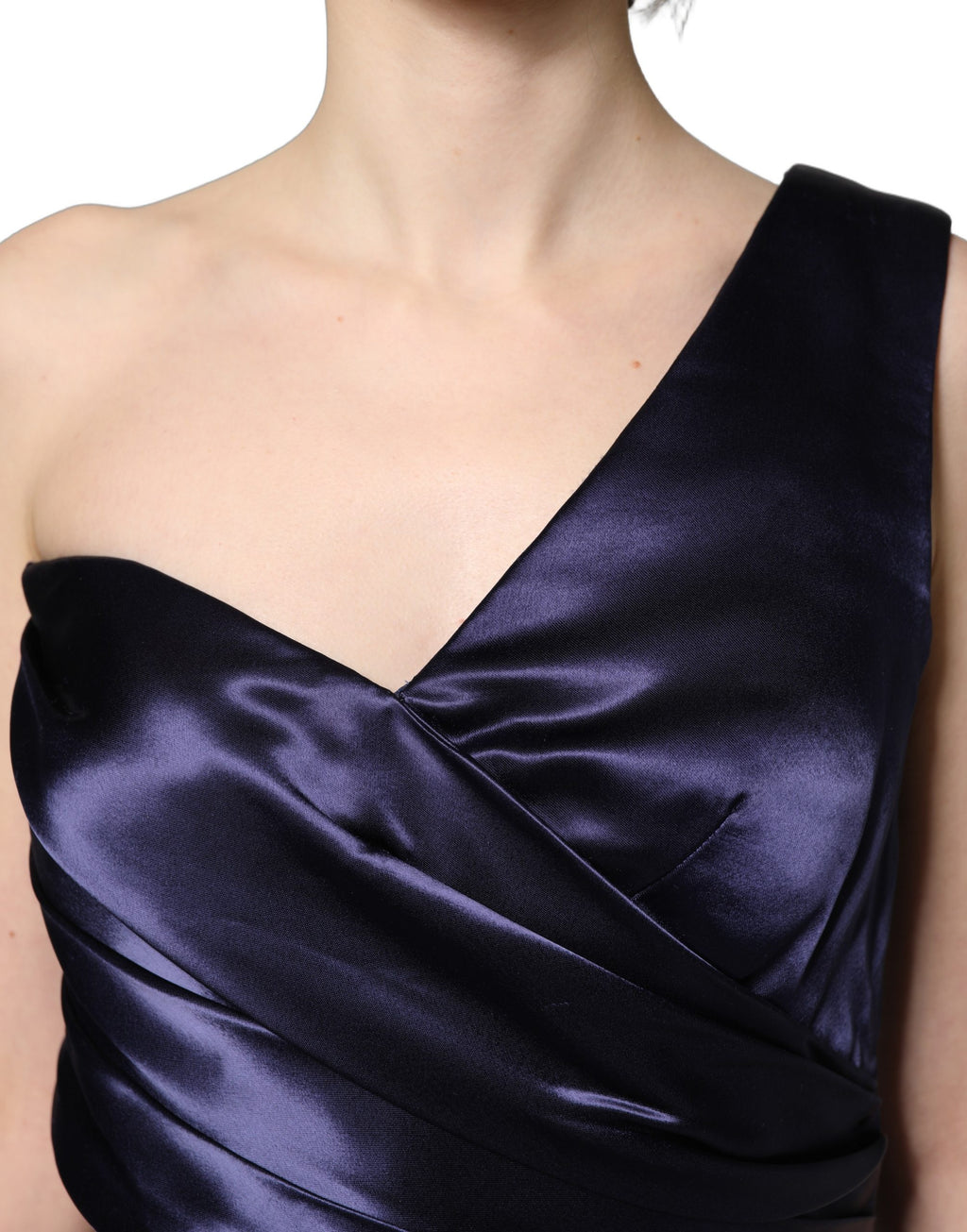 Robe de soirée bleue marine à une épaule Dolce & Gabbana, élégante et fluide, avec détails sophistiqués pour une occasion spéciale.