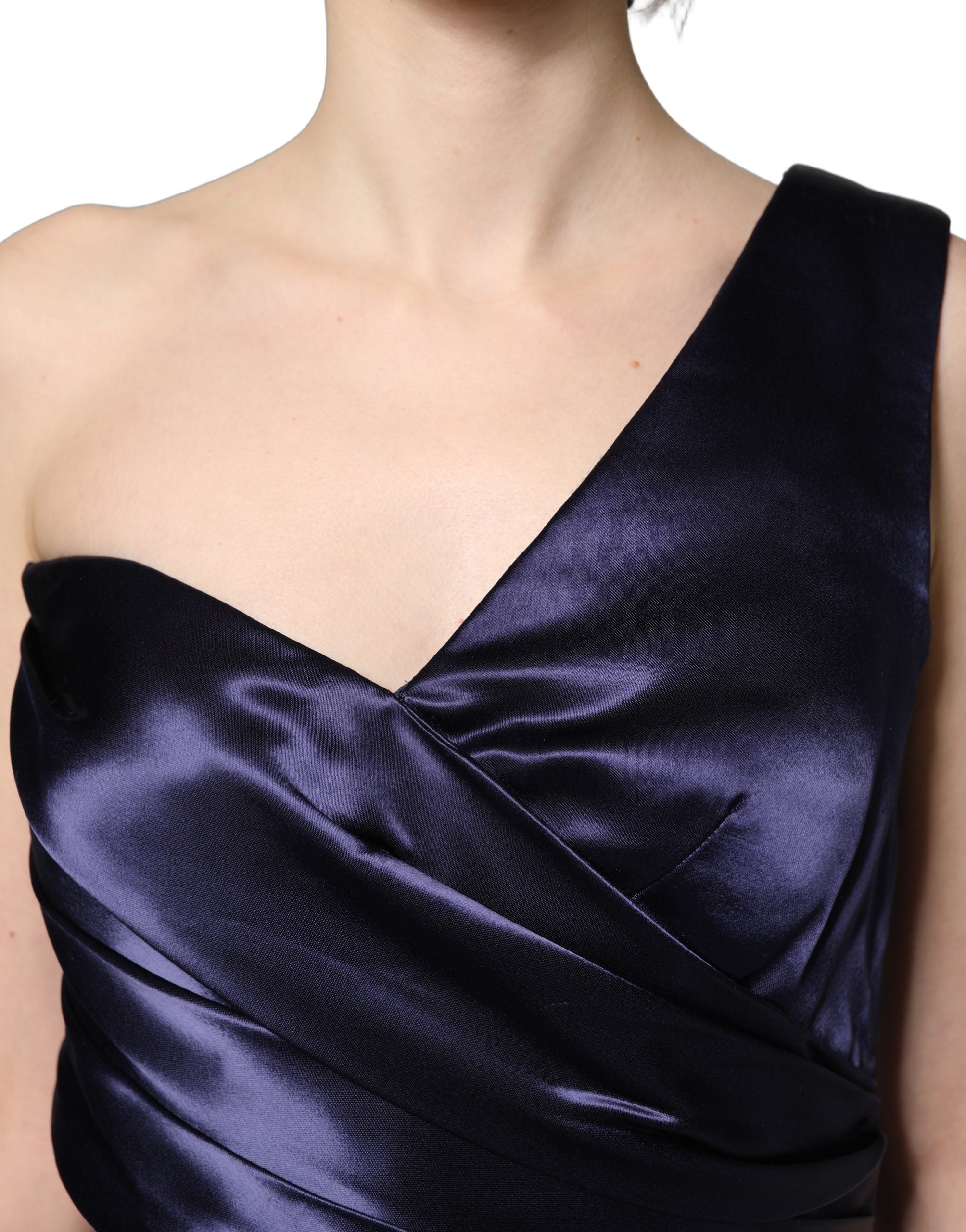 Robe de soirée bleue marine à une épaule Dolce & Gabbana, élégante et fluide, avec détails sophistiqués pour une occasion spéciale.