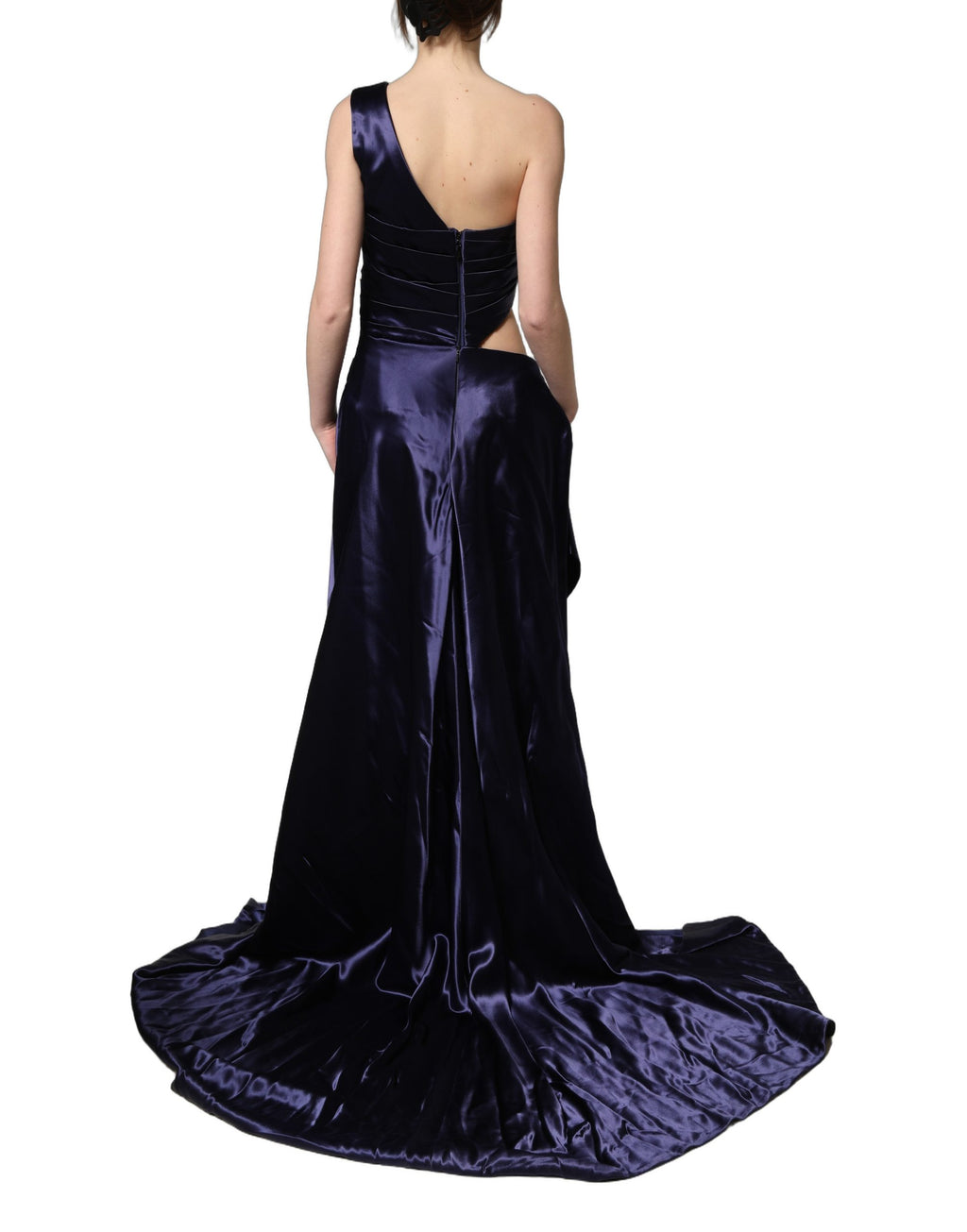 Robe de soirée Dolce & Gabbana bleu marine à une épaule, élégante et fluide, portée dans une vue rapprochée.