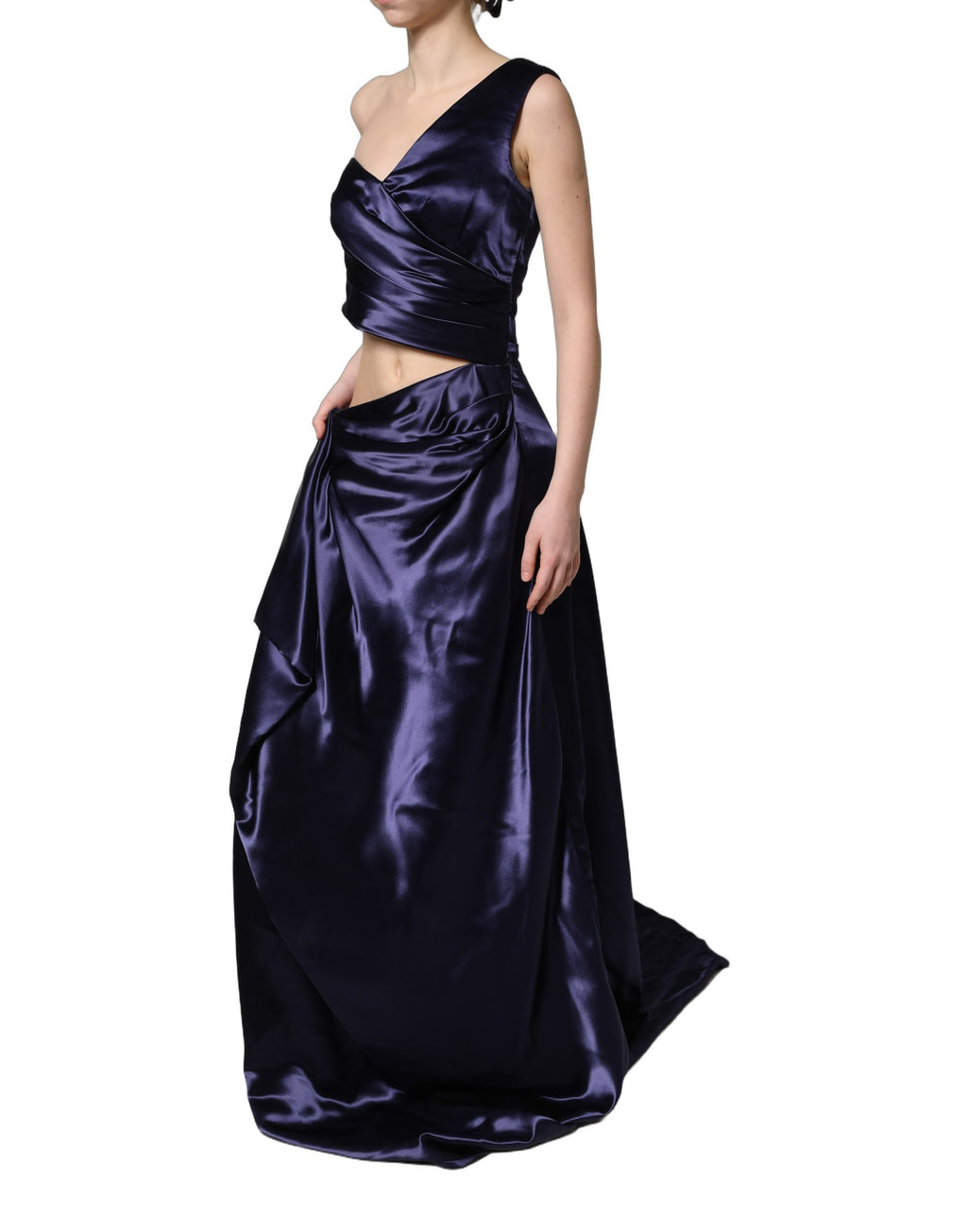 Robe de soirée Dolce & Gabbana bleu marine à une épaule, élégante et fluide, portée lors d'une occasion formelle.